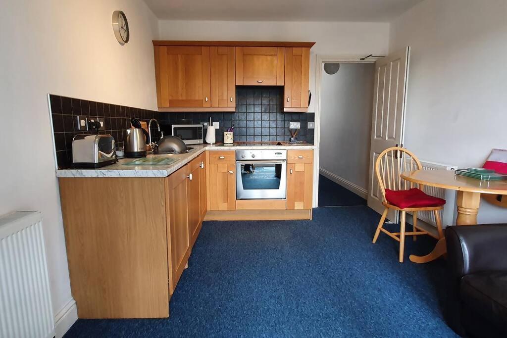 Stylish, Comfortable Apartment With Balcony 普里茅斯 外观 照片